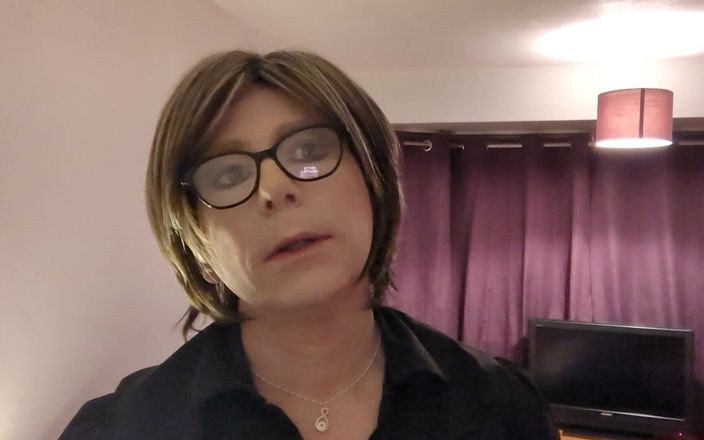 NikkiGee: Ciorapi, chiloți și tocuri