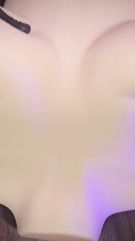 Dominatfire futând cu vibrator legat o păpușă sexuală