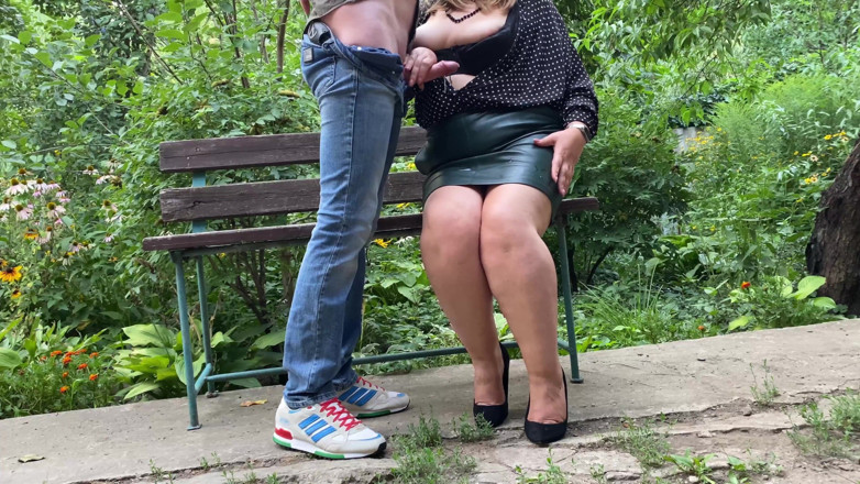 OurFetishLife: Sexy máma podojila sperma na oblečení