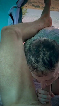 Erkekler birbirleriyle sevişmeye o kadar kaptırılmıştı ki kızı ve erkeği fark etmediler