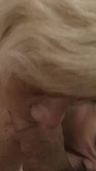 Hårig gilf och hennes två vänner knullas av en monsterkuk i POV