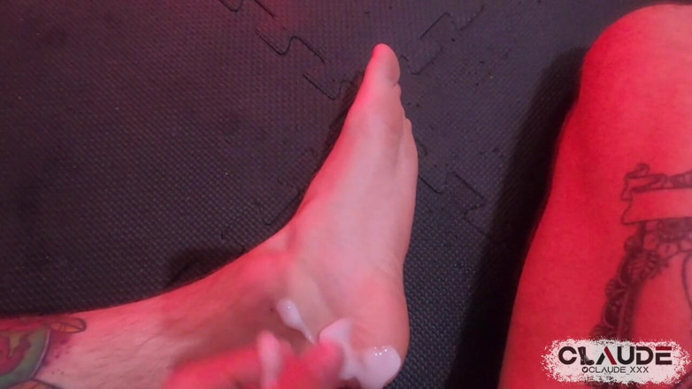 Claude Nikotine: Feeding the Sissy - Piss &amp; Feet