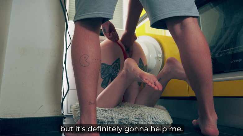 Toma Mur: Nevlastní syn šuká nevlastní mámu uvíznutou v pračce - sexy creampie