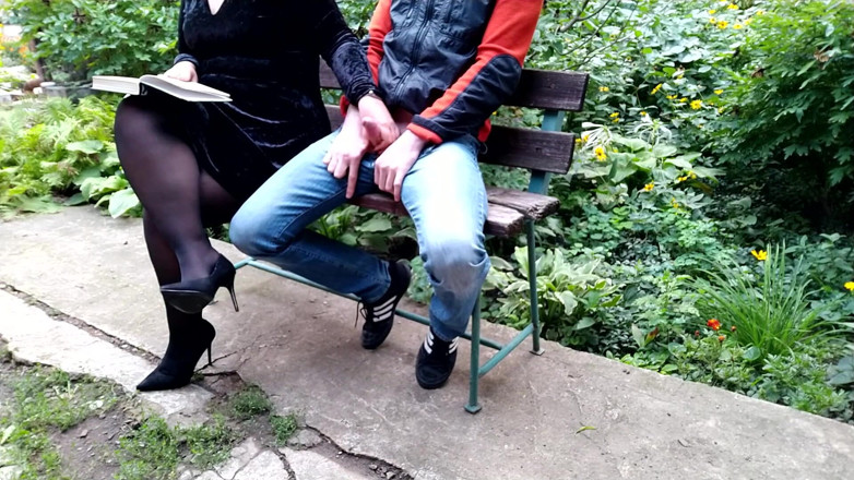 OurFetishLife: Reakcja MILF na masturbację na świeżym powietrzu