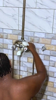 L’heure De La Douche Pour Une Grosse Maman