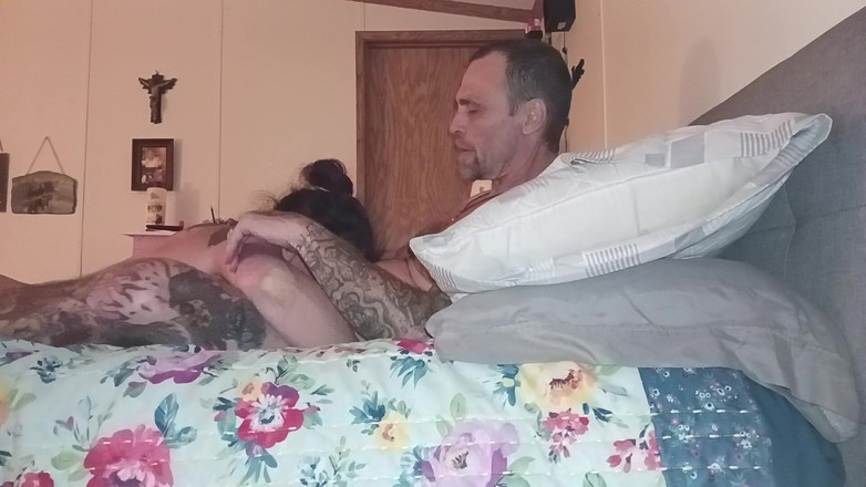 Satin Lady: 缎面女士被堵嘴并被jrocks鸡巴塞满