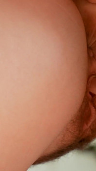 Une bombasse aux cheveux courts à gros nichons fait l’amour lesbien avec une fille de yoga souple