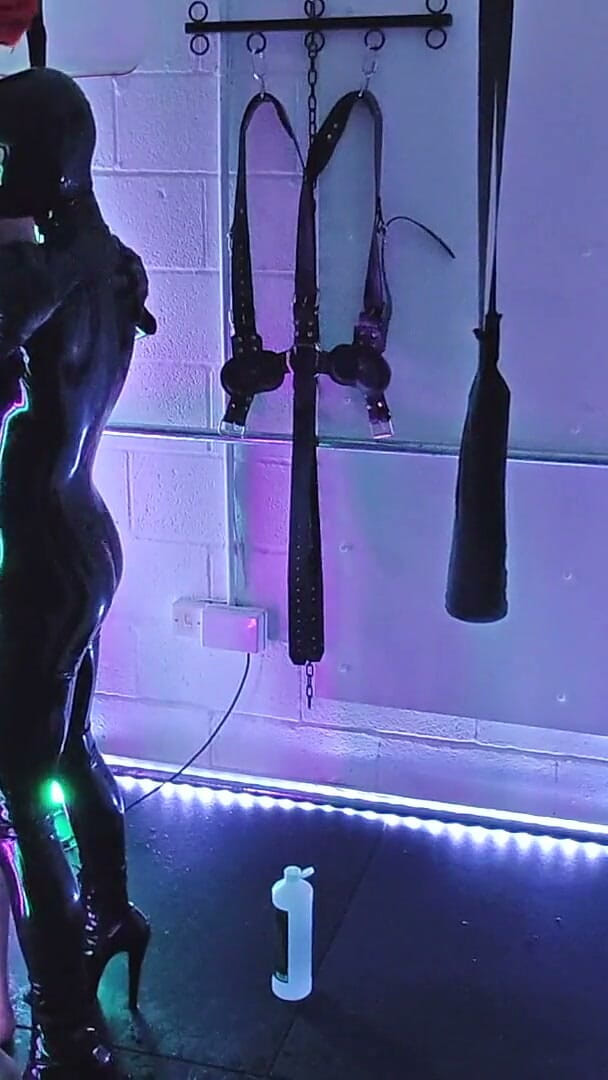 MistressAe: Латексная лаборатория инопланетян: анальный фистинг, подвешивание экспериментов