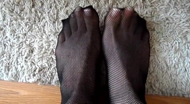 Foot Girls: Lízej mi nohy v černých síťovaných punčochách!
