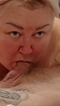 Přítelkyně mi saje ptáka ústy, dokud se jí nevystříkám do pusy