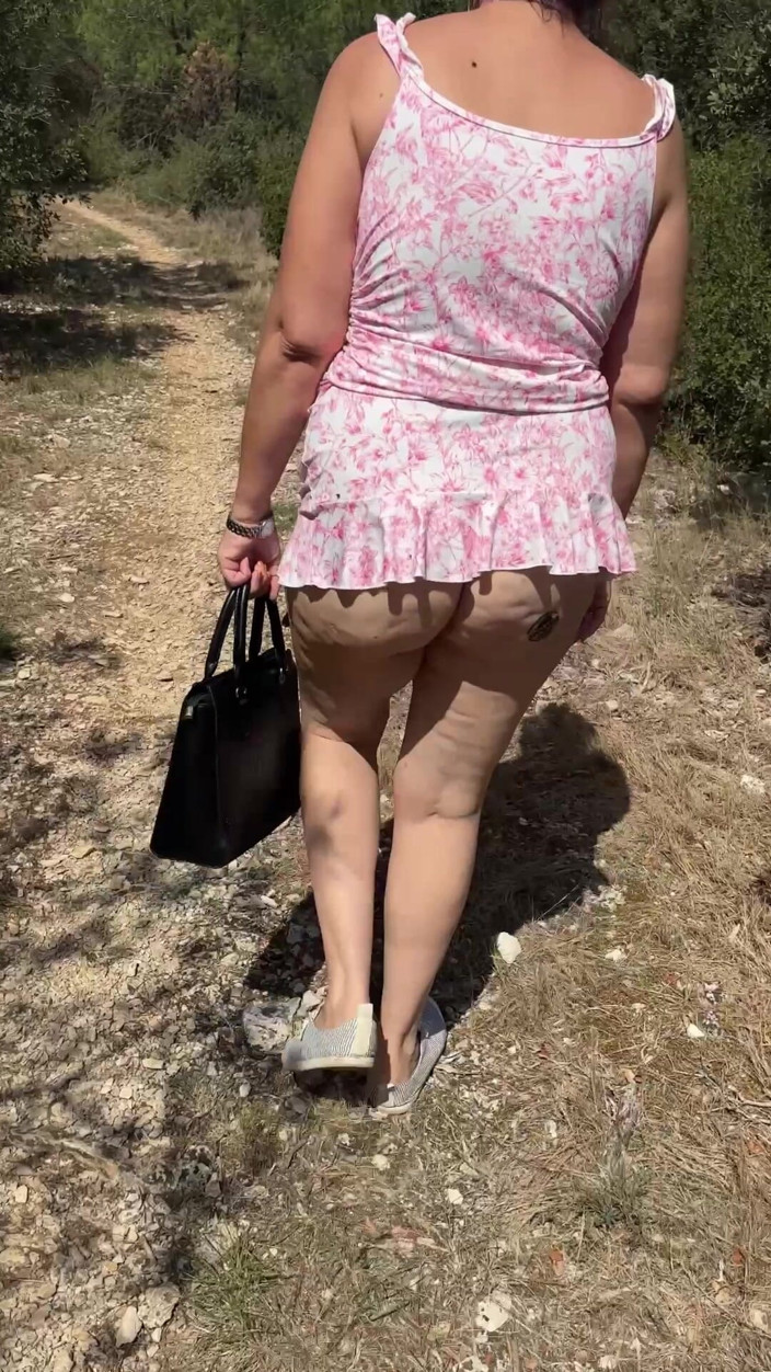 Lady Oups: Microkleding in het bos met vibratorriem