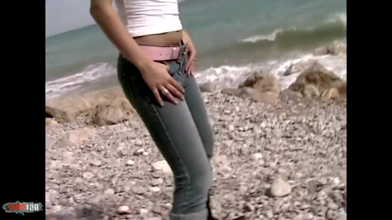 MMM100: Maria-angel: Grande jovem loira Maria Angel fazendo um striptease quente à...