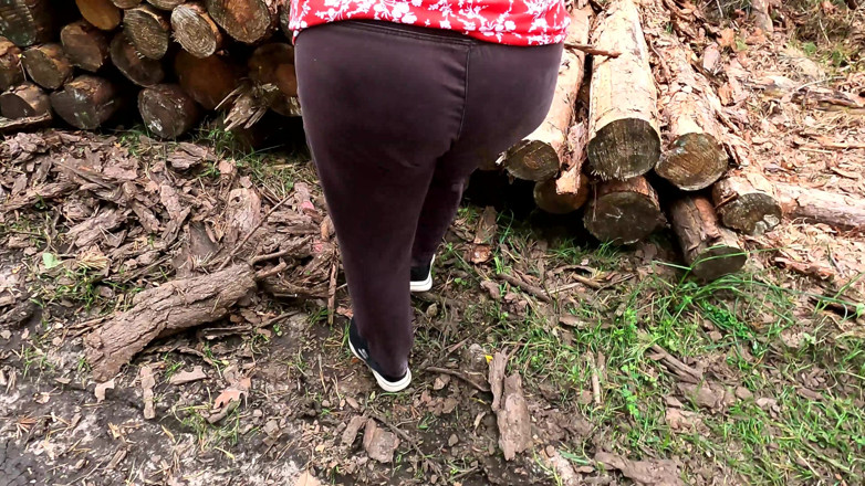 Bouncy Tits Action: 薪の山に足を広げて お前のアソコを叩きたい