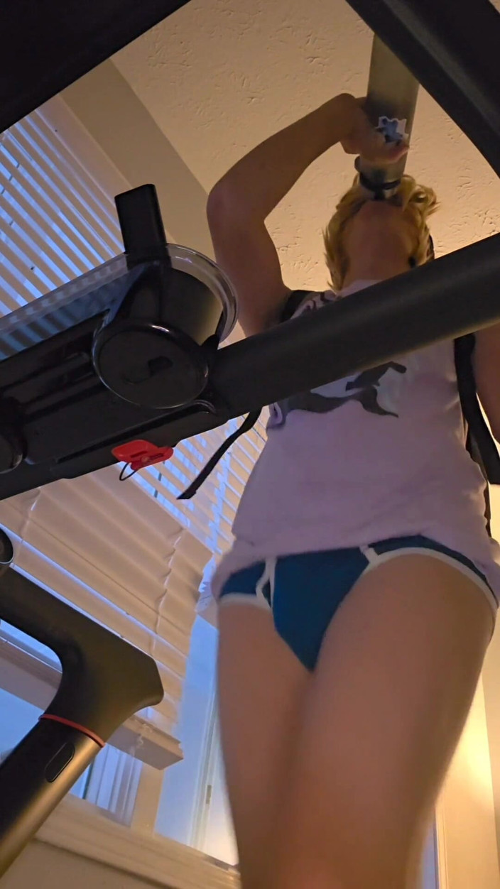Kinkytwinkpamps: Un twink court sur un tapis de course en sous-vêtements