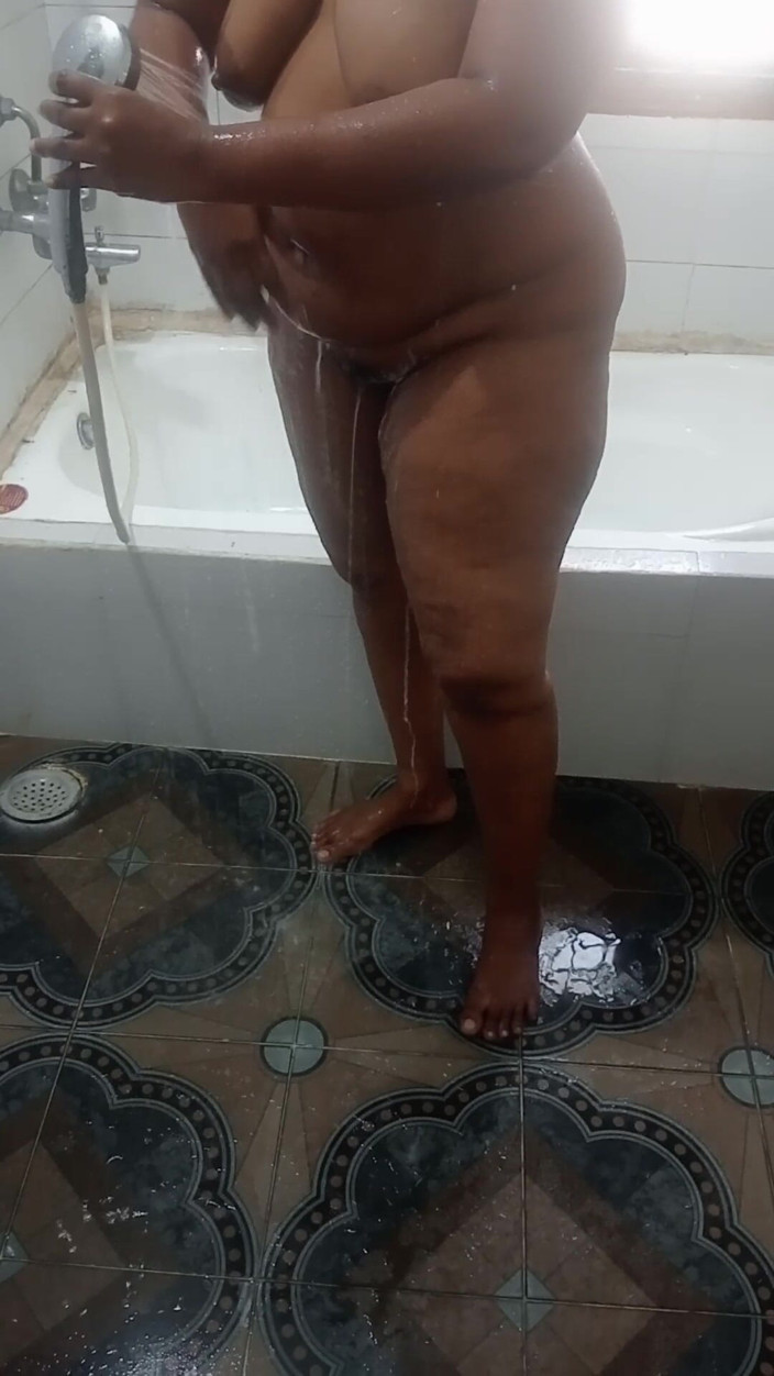 Tamil lesbian: Bain chaud