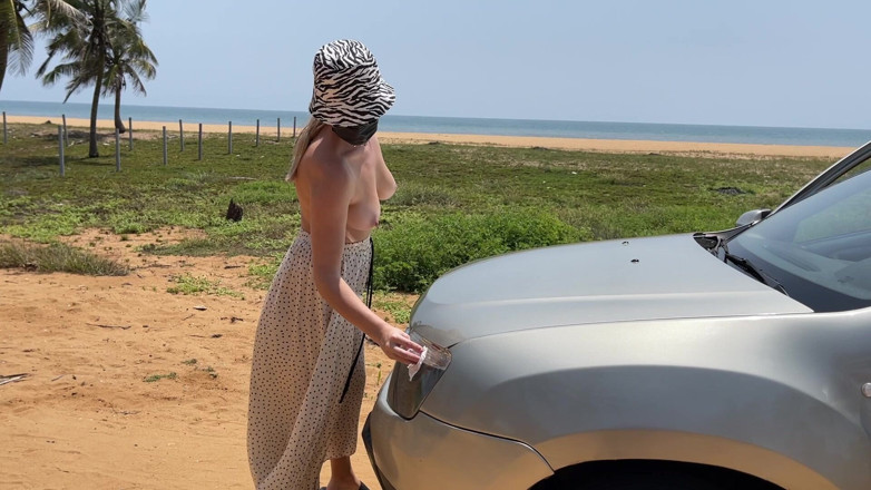 Batty Lux: Batty lux lagi asik bersih-bersih mobil dengan toket besar alami...
