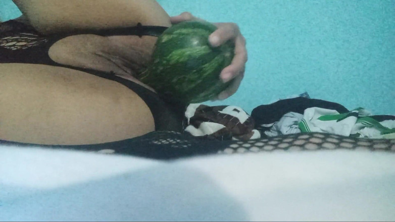 Lobicam: Saya melancap dengan sedap dengan sayur-sayuran besar saya