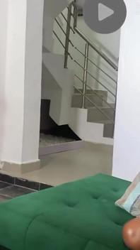 我来修理她的厕所，但最后挖了她的屁股洞