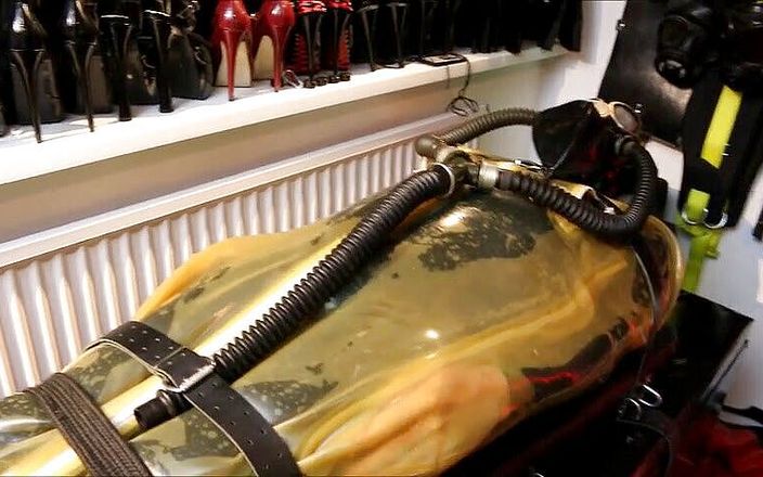 Rubber And Bondage Girl Kim: Une esclave en caoutchouc impuissante taquine