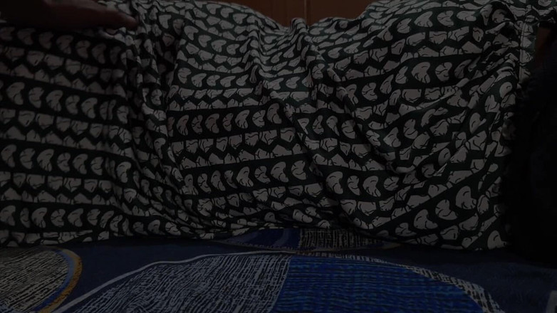 hot suman: Sexy stiefmutter auf dem bett und berührt ihre möpse und...