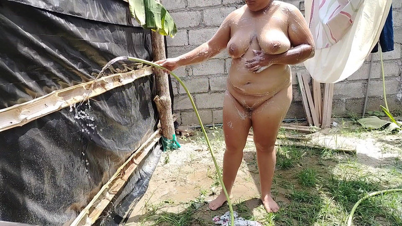 Stepmom_with_big_tits: Fată sexy columbiană se scaldă într-un loc public și își atinge pizda și țâțele foarte...