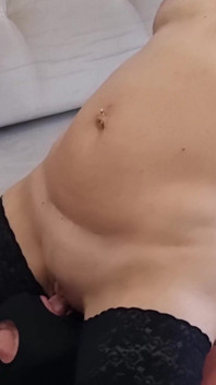 Femdom duduk di muka dengan orgasme. Menjilat. Adegan penuh. Siri 23401