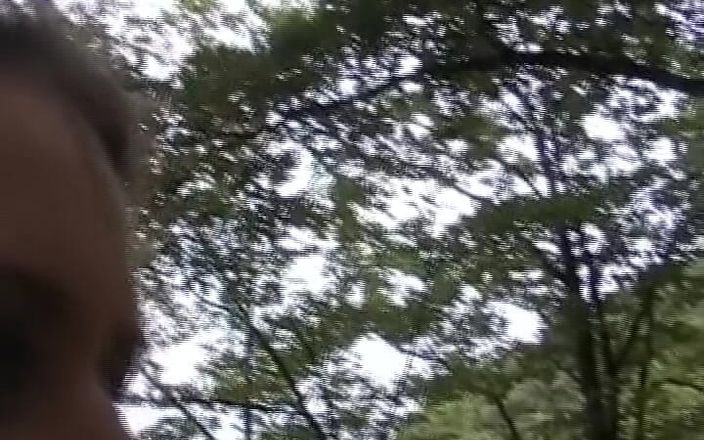 Porno kino: Des bombasses allemandes amateur sucent une bite à l’extérieur