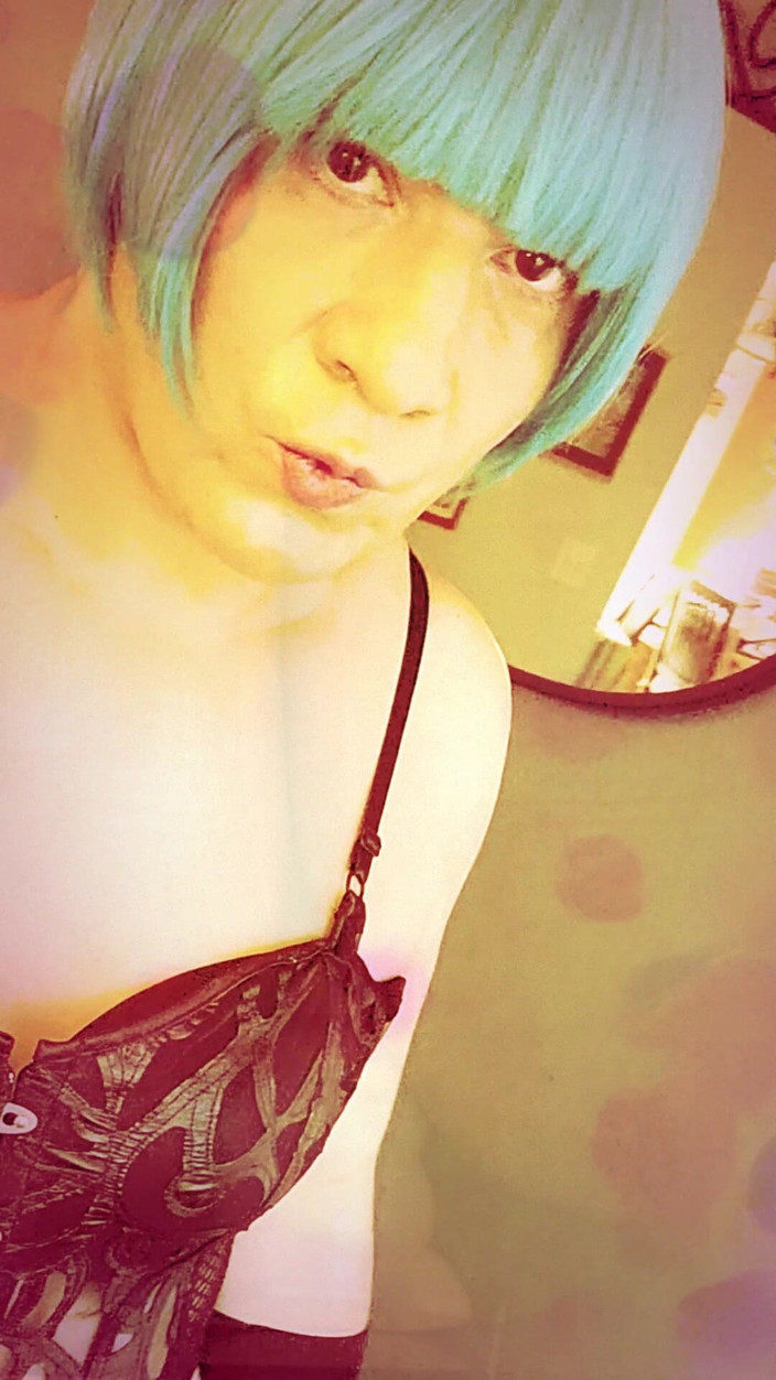 kandiKane: Shemale banci Brazil seksi mengepam pmv paip pantat kecilnya yang...