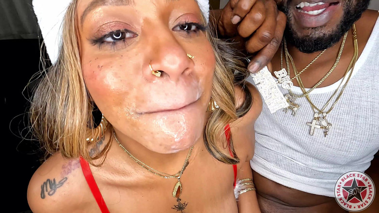 Blackstar xxx: सांता श्रीमती क्लाउडस के मुंह में अपनी बोरी खाली करता है