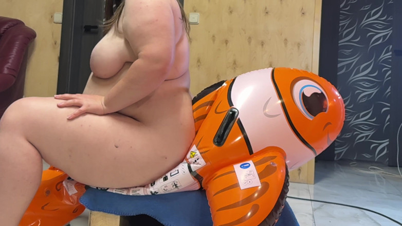 BeachBallsDuo: 3 enormi giocattoli gonfiabili schiacciati da 250 libbre bbw nuda!
