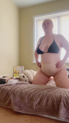 VikkiGeorgia: मैं अपनी पैंटीज दिखा रहा हूं