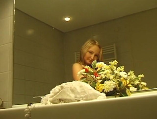 Flash Model Amateurs: La bellezza bionda si diverte in bagno