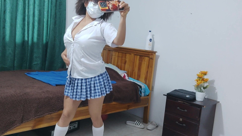 NEGRITA SEXY: La vecchia parrucca cade mentre fantastica di sembrare una studentessa...