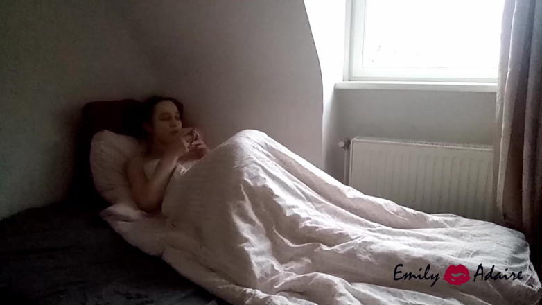 Emily Adaire: Девушка-транс Эмили Adaire наслаждается собой во время красоты - идеальное воскресенье днем с маской на лицо, чаем и мастурбацией