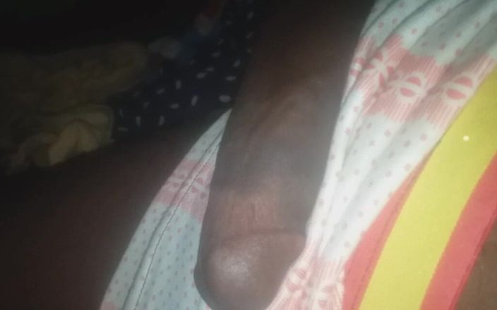 Badman4606: 彼が自分の部屋で自慰行為をしているところを捕まえました。