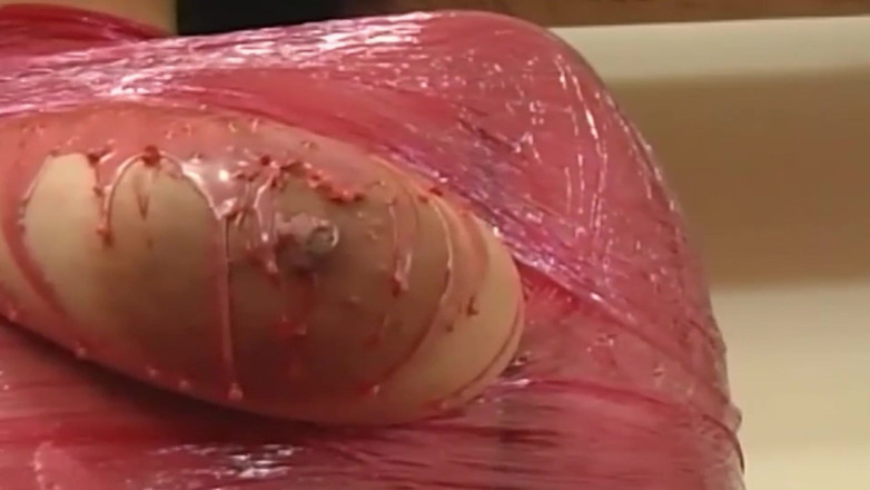 EroticOnly Fetish: Une MILF brune mature se fait serrer les seins