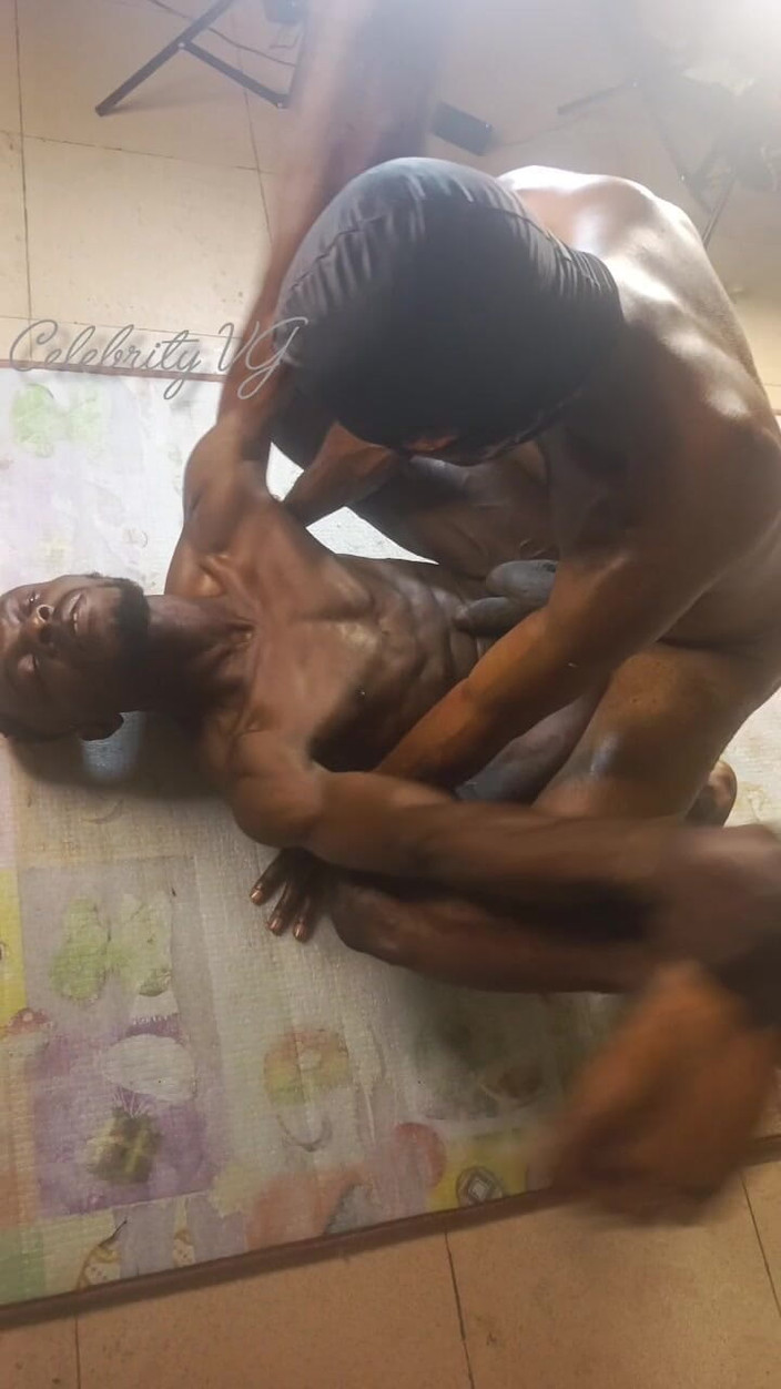 Creamyverseguy2: Inginerul meu termină munca târziu și trebuie să doarmă peste.