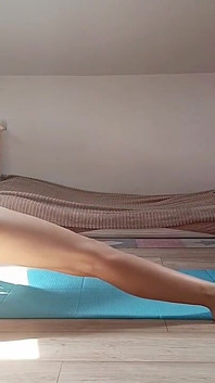 Dildo w cipce prowadzi do orgazmu podczas sportów