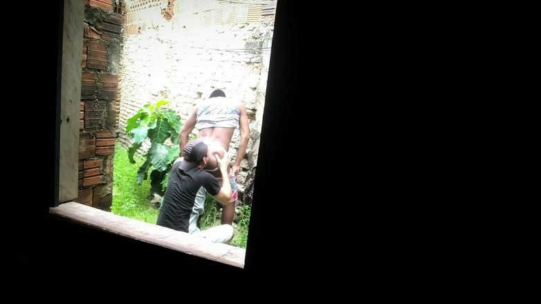 MiguellTrajano: Doručovatel sledoval zákazníka na opuštěný los, aby mu zadek dal...