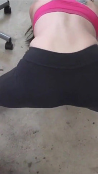 La ragazza yoga mi lascia che la gobba secca e le sborra dentro