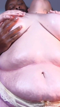 Cewek semok dengan memek berlumur minyak lagi asik pemujaan toket