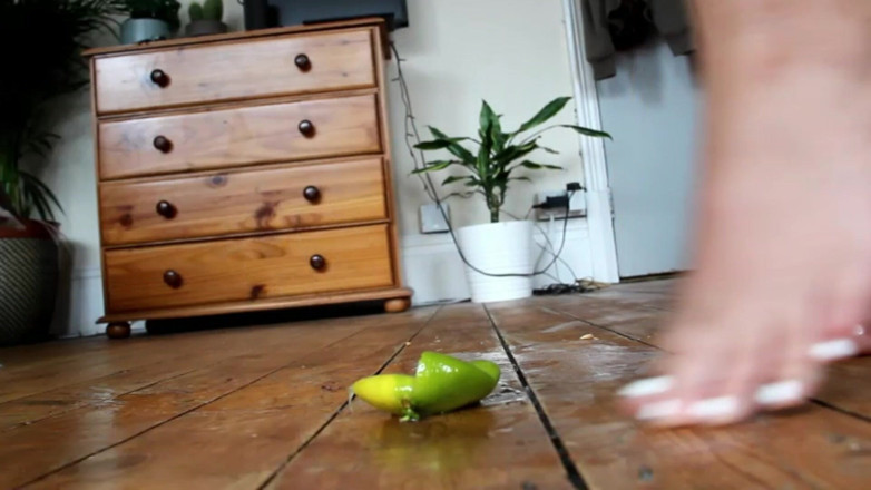 Sasha Curves: Op blote voeten fruit en groenten verpletterend
