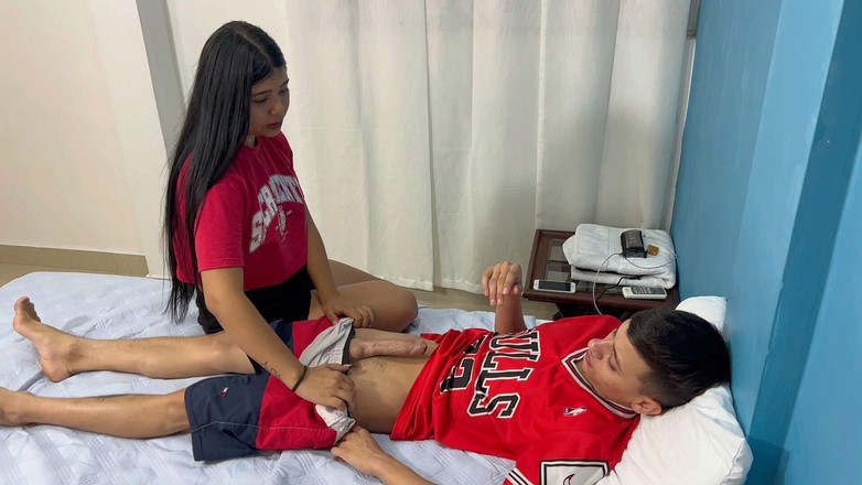 zacymaddy: Moje plachá nevlastní sestra mě přistihne při masturbaci ve spodním...