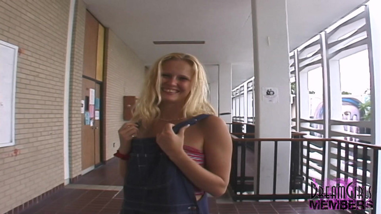 Dream Girls: Nervózní Nikki Bares, vše na místní univerzitě