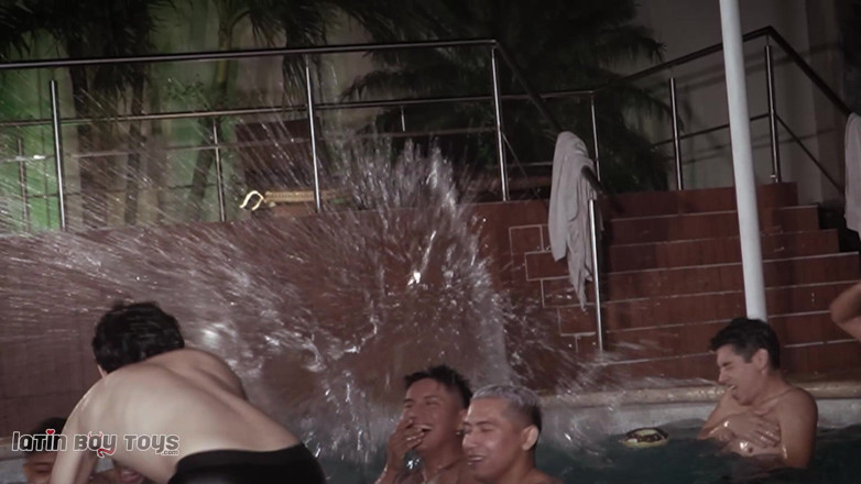 Latin Twinks: Eros aur Martin apni vaild pool seks paarti ki yojna...
