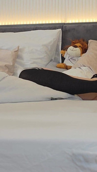 Gözlüklü ateşli ve azgın uzun bacaklı esmer inek kız precum ile oynamayı ve göğüslerine büyük yaraklı adam yapmayı seviyor