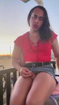 Czerwona gorąca macocha na zewnątrz cumming w ręku