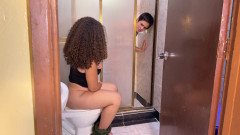 SugarPose: ジャスミンとカサンドラは病気になり、トイレをめぐって争う