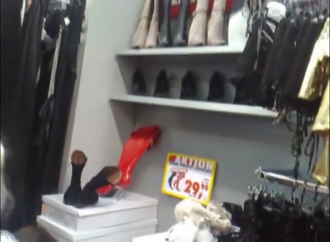 Foot Girls: Usando escravo como cadeira tentando botas
