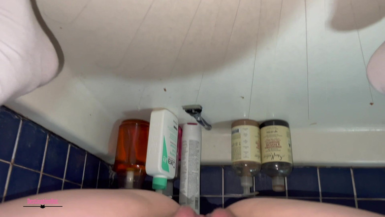 Destination Kat: 特写和全身撒尿合集